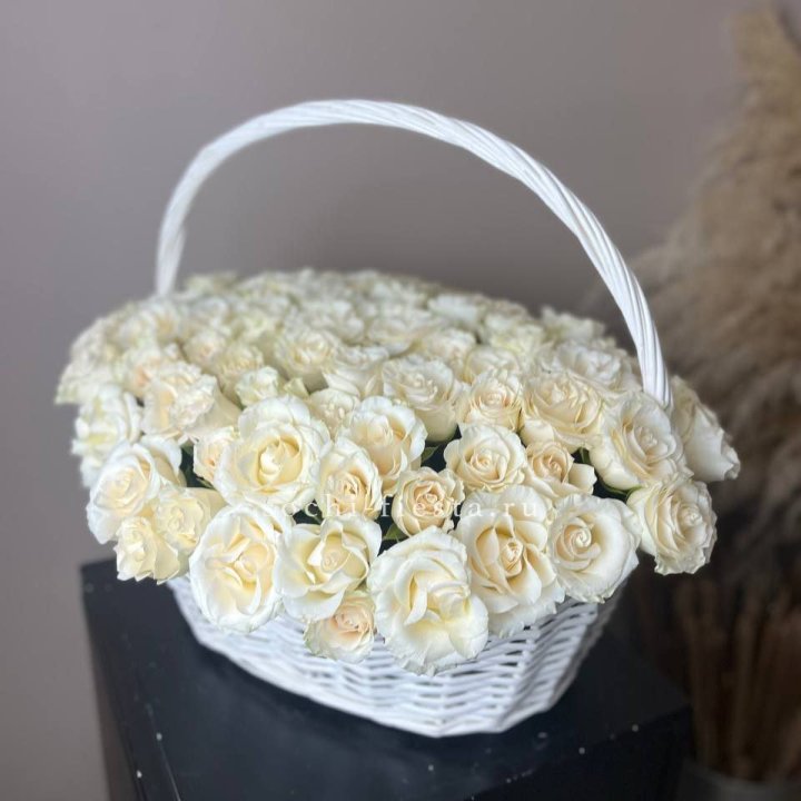 101 белая роза в корзине в Челябинске