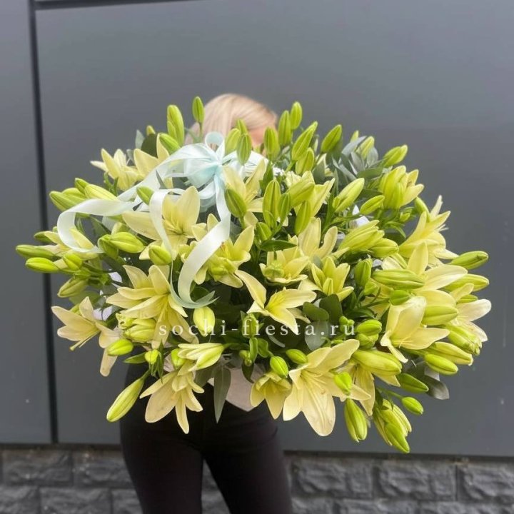 Лилии в корзине в Челябинске