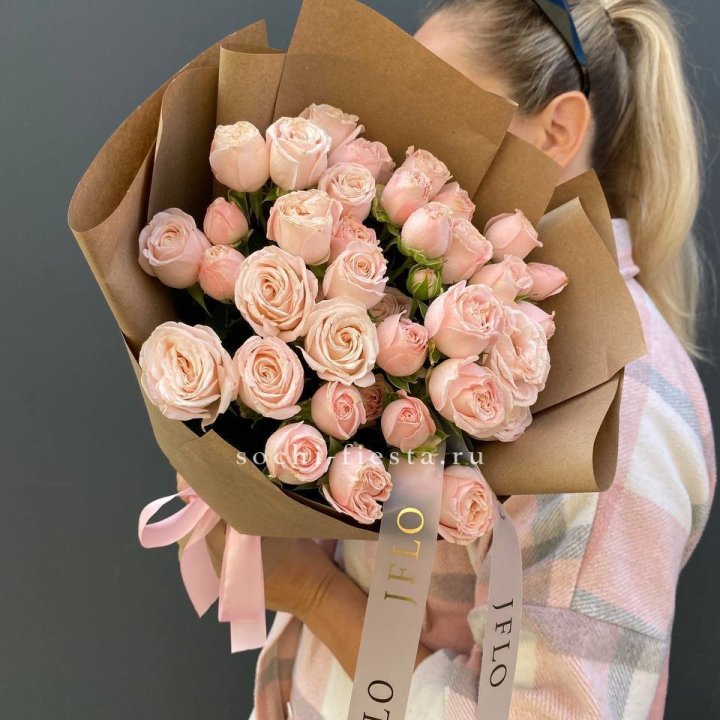 Кустовые розы Бомбастик в крафте в Челябинске