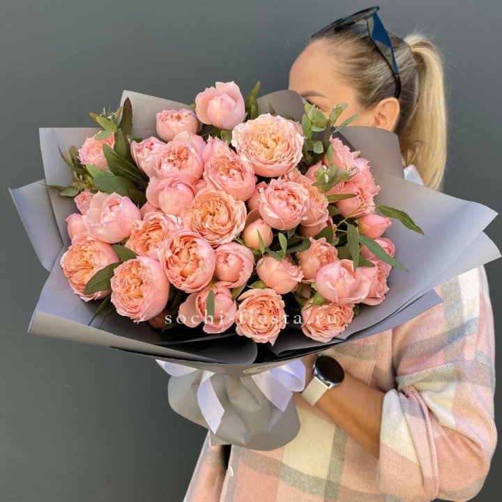 Букет с пионовидными розами "Пивайн" в Челябинске