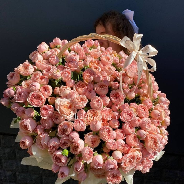 Корзина из пионовидных роз в Челябинске