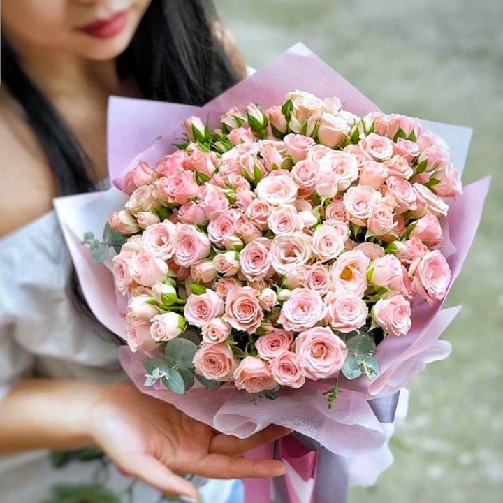 Кустовые розы с эвкалиптом в Челябинске