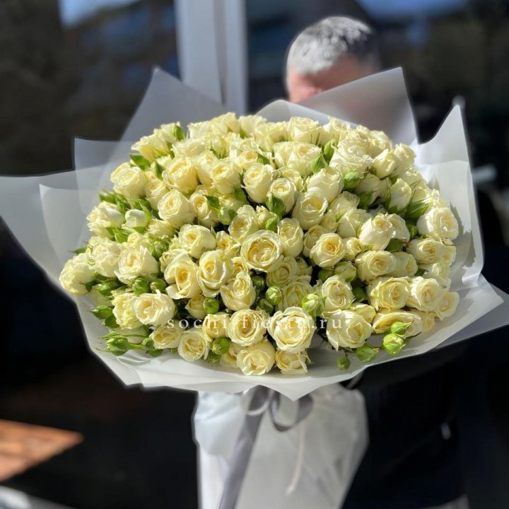 Белые кустовые розы 31 шт в Челябинске
