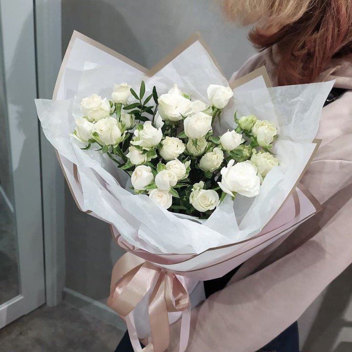 Белоснежные кустовые розы в Челябинске