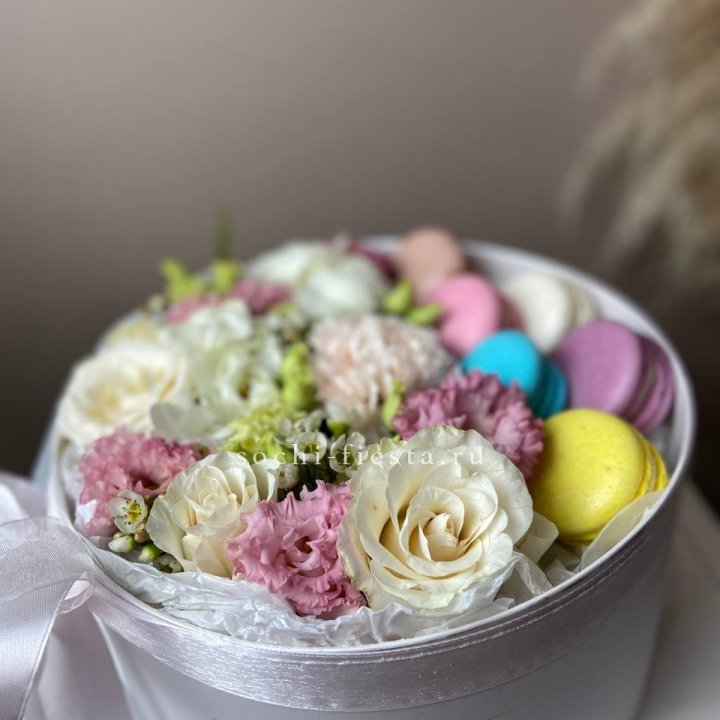 Цветы в цилиндре с макаронс "Прованс" в Челябинске