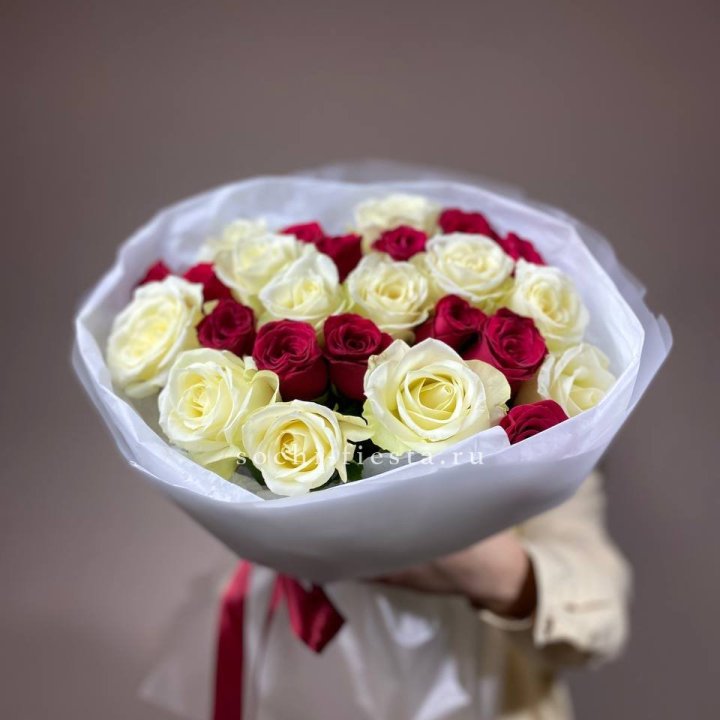 Букет их красных и белых 25 роз в Челябинске