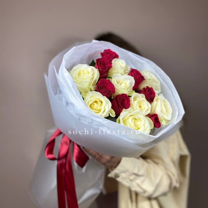 Букет из красных белых 15 роз в Челябинске