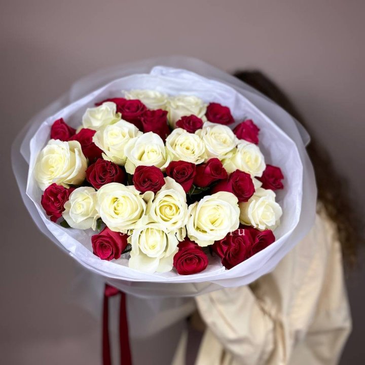 Букет из красных белых 35 роз в Челябинске