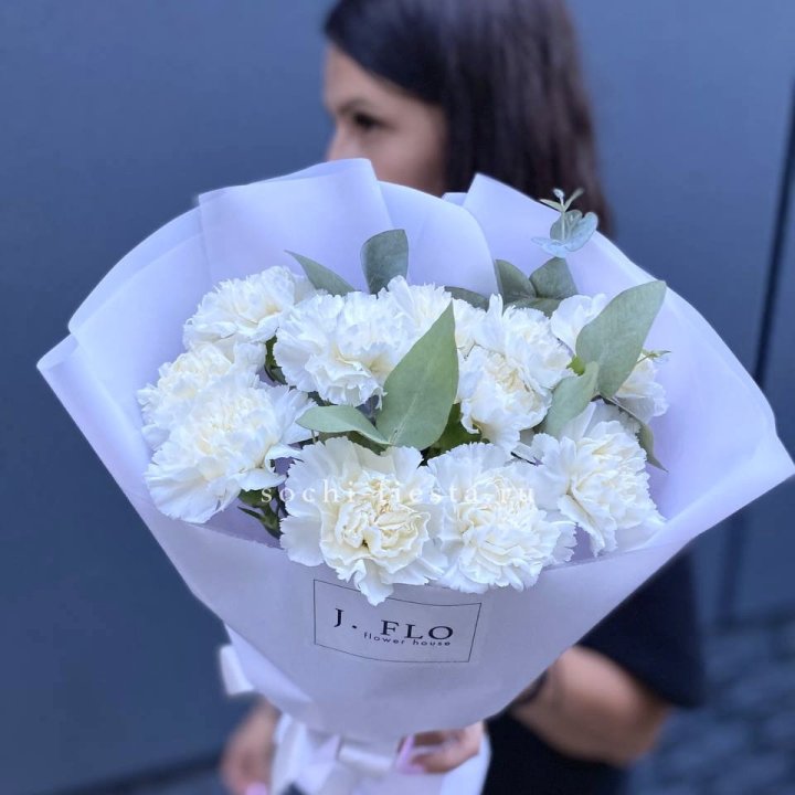 Букет белых диантусов с эвкалиптом в Челябинске