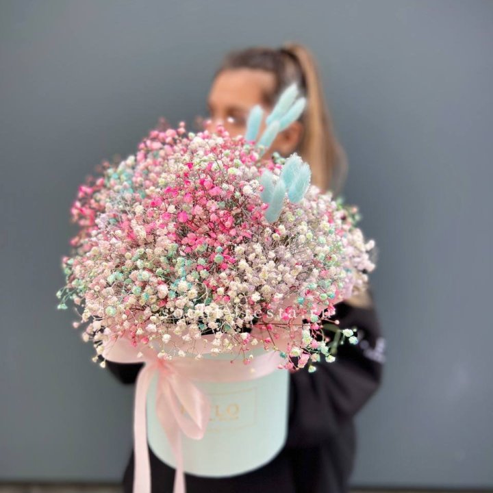 9 Радужных гипсофилы в шляпной коробке в Челябинске