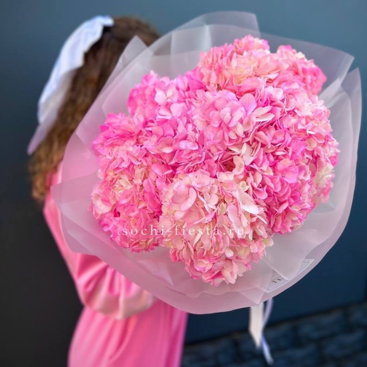 7 ярко розовых гортензий в Челябинске