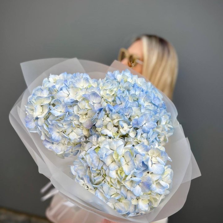 Букет из 3 голубых гортензий  в Челябинске