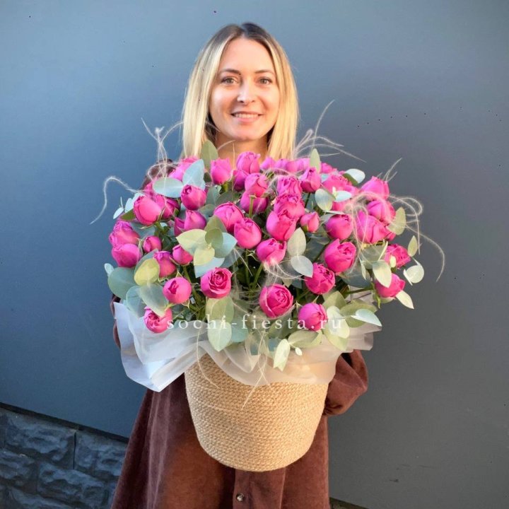 Пионовидные розы  в джутовом кашпо  в Челябинске