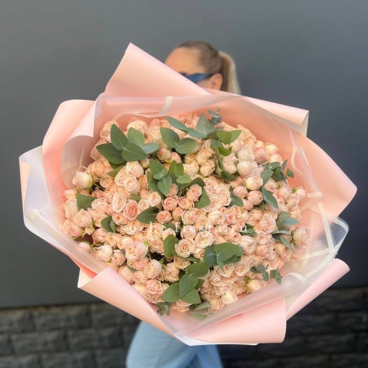 101 кустовая роза с эвкалиптом в Челябинске