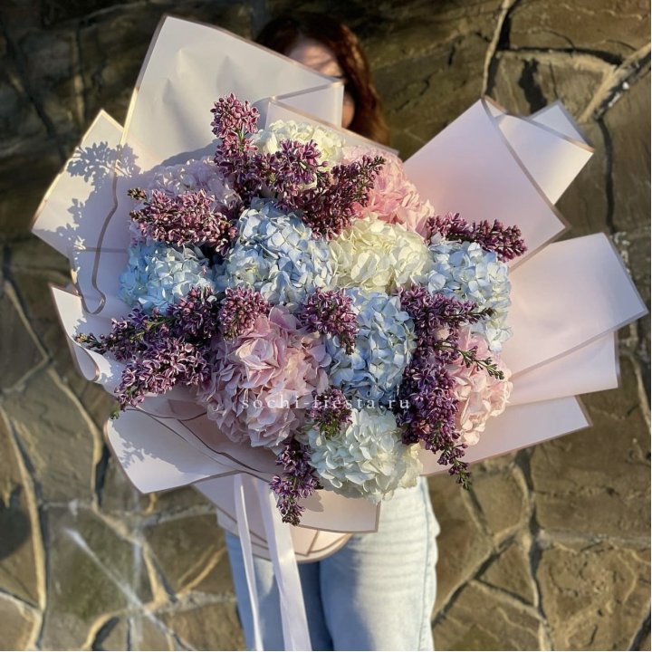 Букет гортензии с сиренью в Челябинске