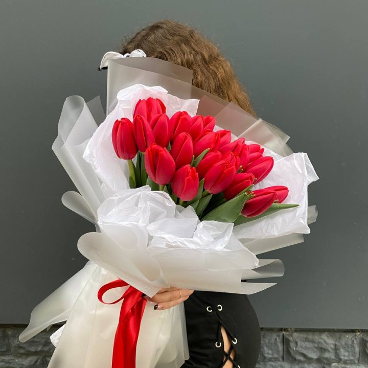  25 красных воздушных тюльпанов в Челябинске