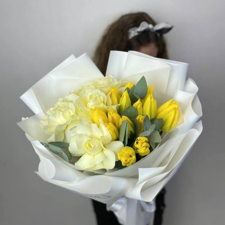 Дуо жёлтые тюльпаны и розы в Челябинске