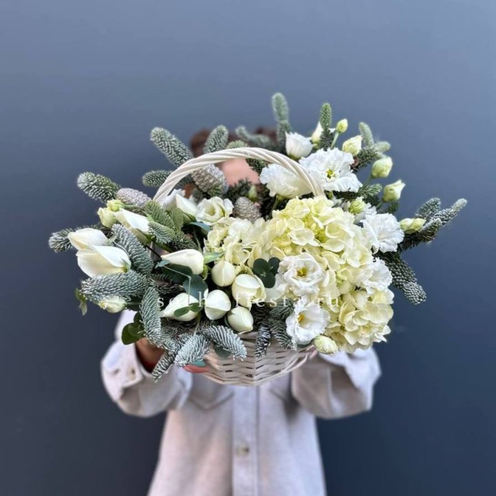 Новогодняя корзина с цветами в Челябинске