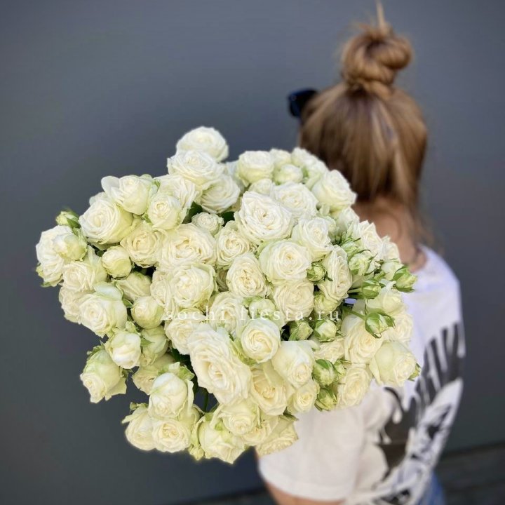 Охапка кустовых роз бомбастик  в Челябинске