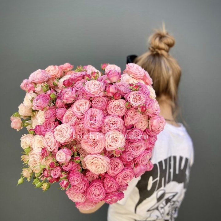 Охапка кустовых роз бомбастик пинк в Челябинске