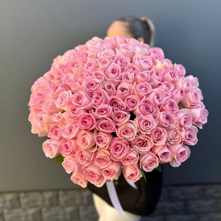 Охапка из 101 розовой розы в Челябинске