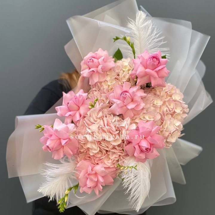  Букет  из гортензий и розовых роз в Челябинске