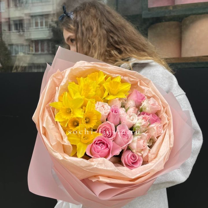 Букет роз и нарциссов в Челябинске