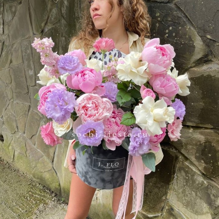 Дизайнерский цилиндр с пионами в Челябинске