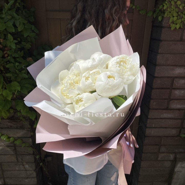 9 белоснежных пионов в Челябинске