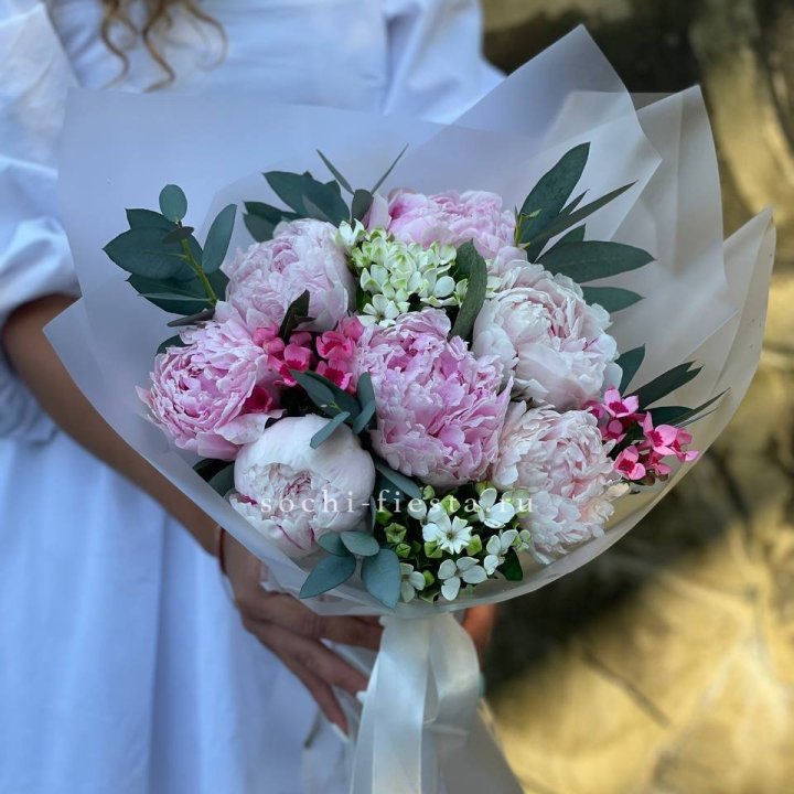 7 зефирных пионов с эвкалиптом в Челябинске