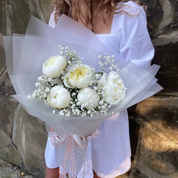 Букет белых пионов "Файв" в Челябинске