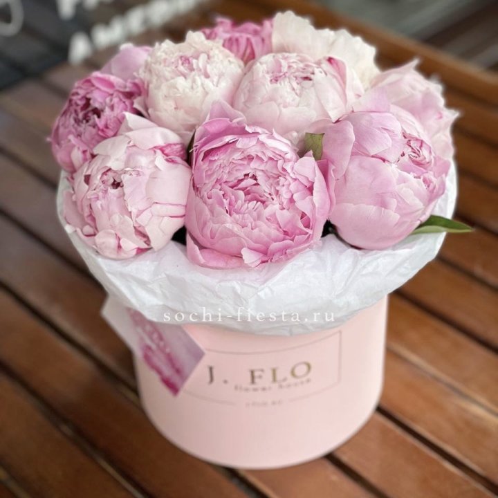 Цилиндр с пионами "Лилу" в Челябинске