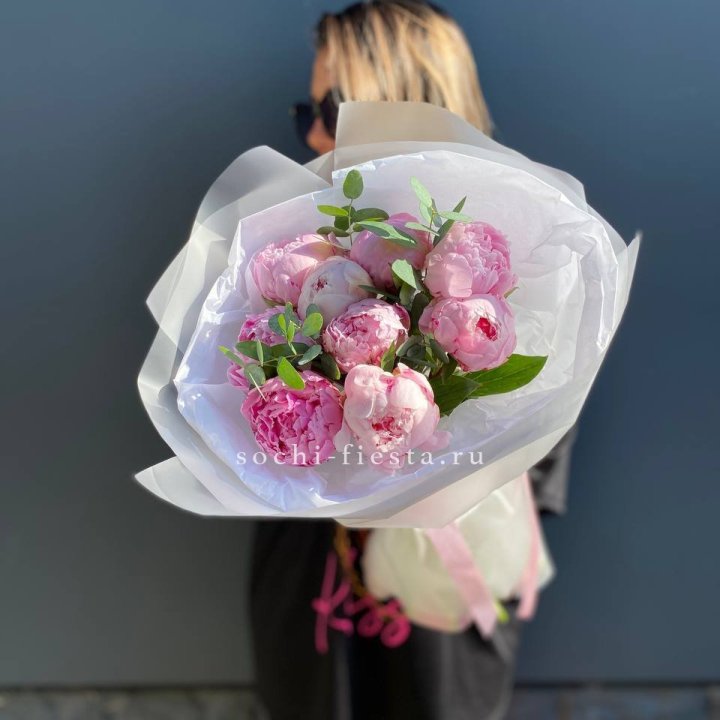 9 пионов с эвкалиптом в Челябинске