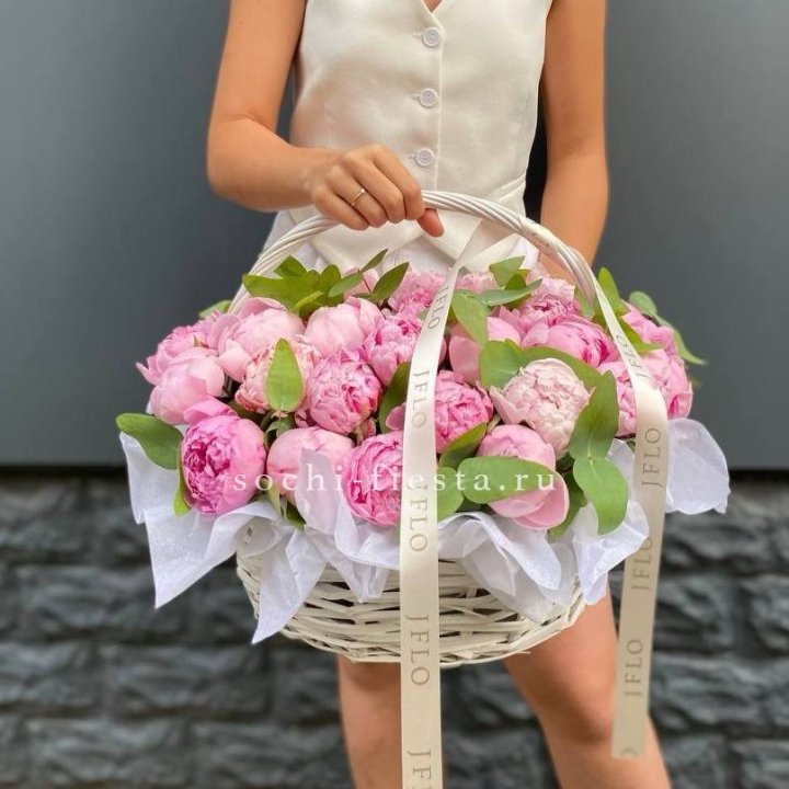 29 пионов в корзине в Челябинске