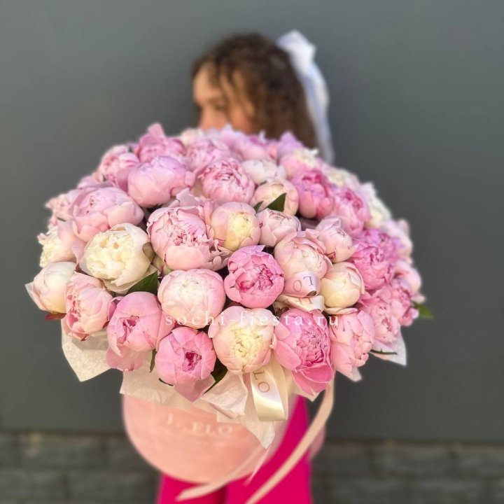 51 нежных пионов  в цилиндре в Челябинске