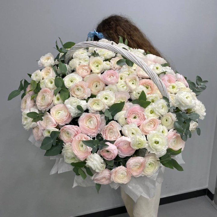 Ранункулюсы в корзине в Челябинске