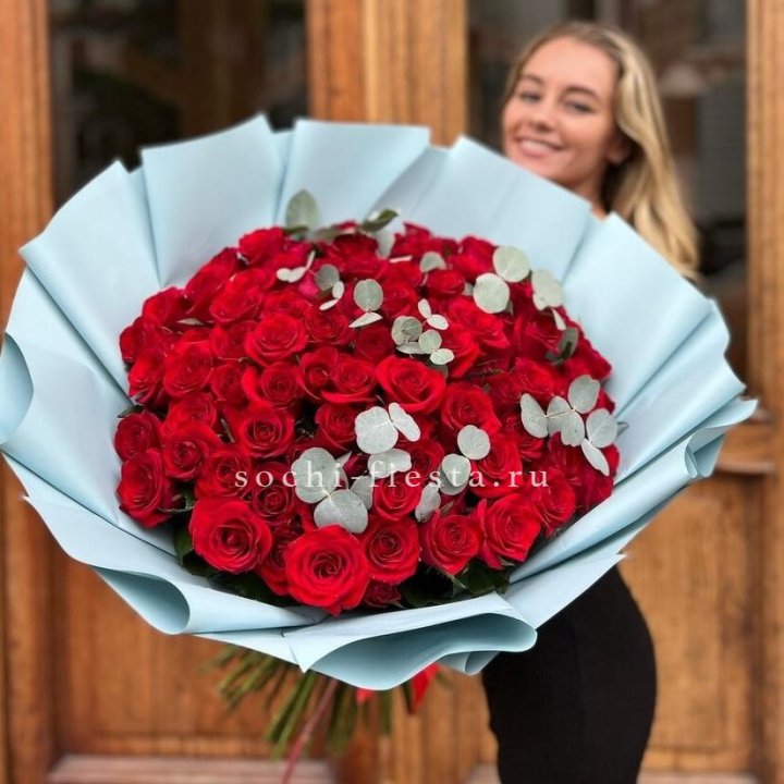 101 красная роза с эвкалиптом в Челябинске