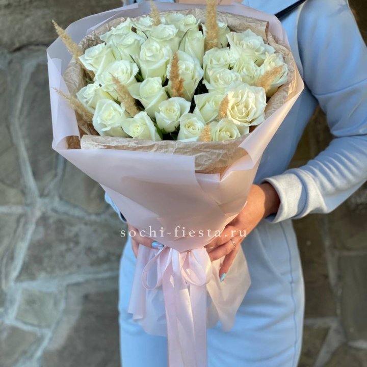 25 белых роз с сухоцветами в Челябинске