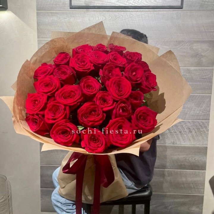 37 красных роз в крафте в Челябинске