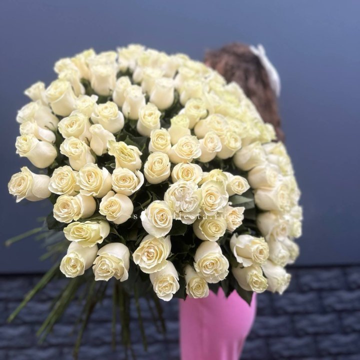 101 белая высокая импортная роза под ленту в Челябинске