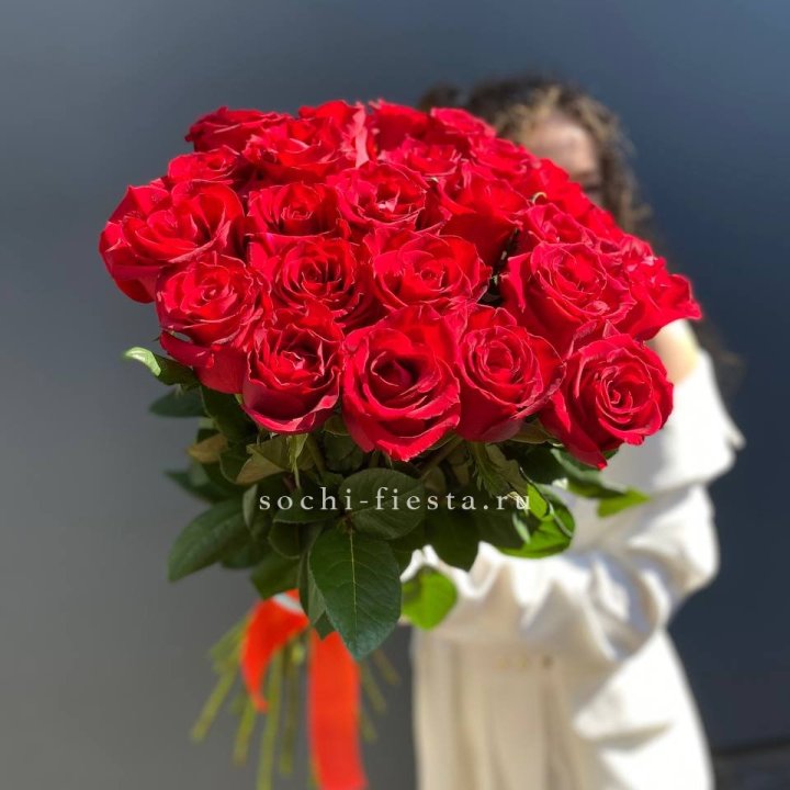 25 высоких красных роз в Челябинске
