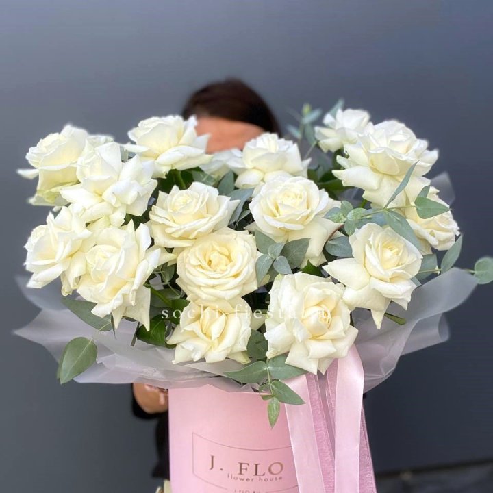 17 Французских белых роз в боксе в Челябинске