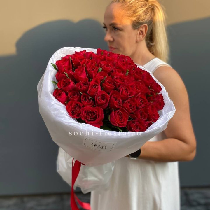 51 роза мадам ред в нежном оформлении в Челябинске