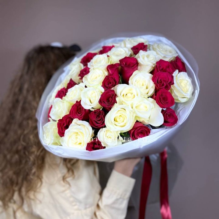 Букет из красных белых 45 роз в Челябинске