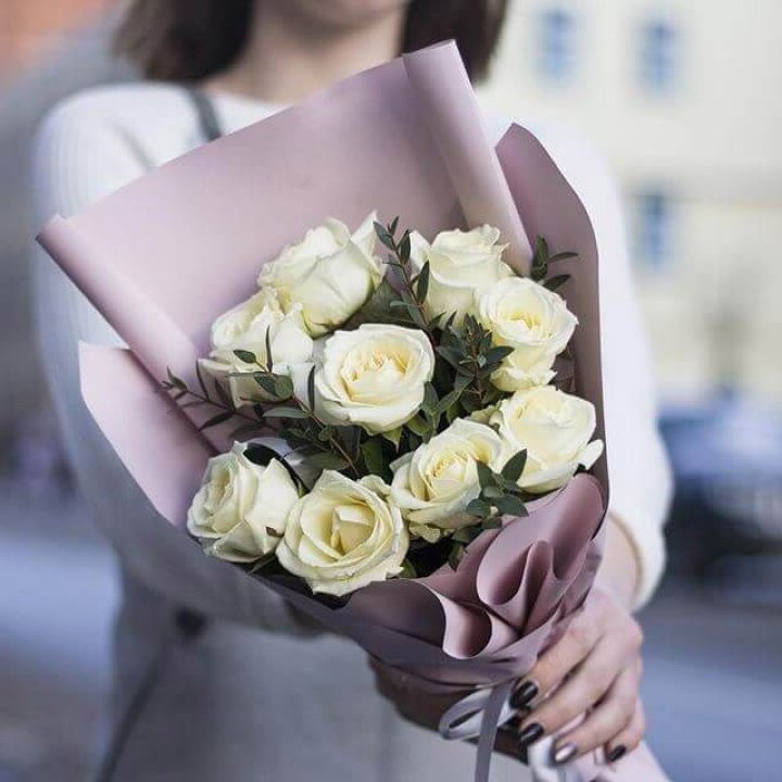 9 белых  роз "Минт" в Челябинске