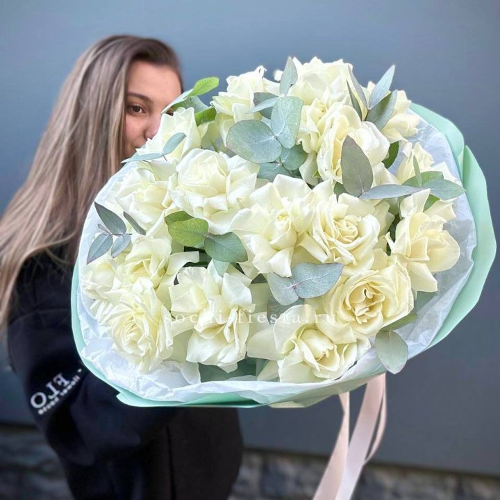 19 Белых французских роз "Ноте бьянке" в Челябинске