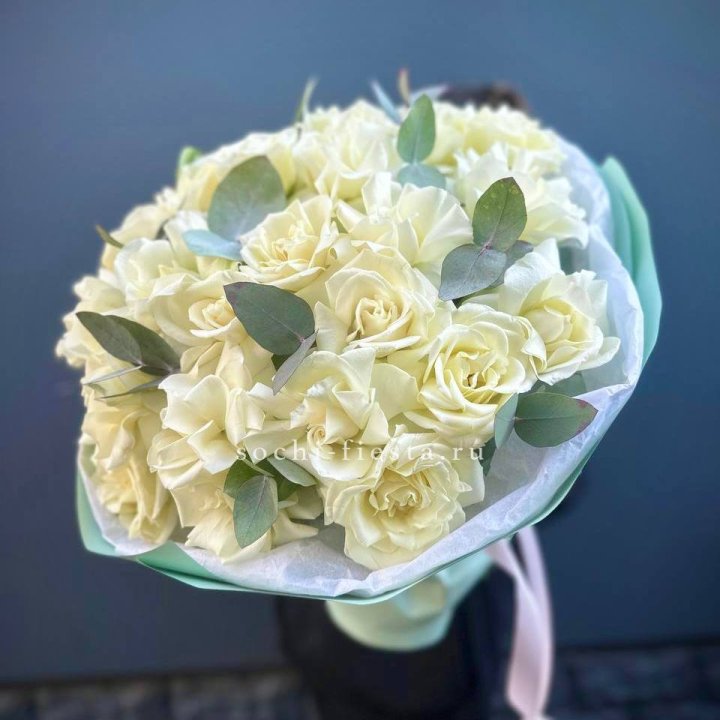 25 Белых французских роз "Ноте бьянка" в Челябинске