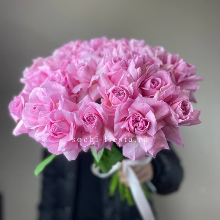 25 розовых французских роз в Челябинске