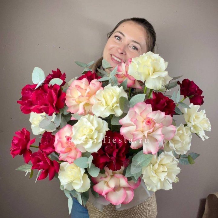 35 французских роз микс в джутовом боксе в Челябинске