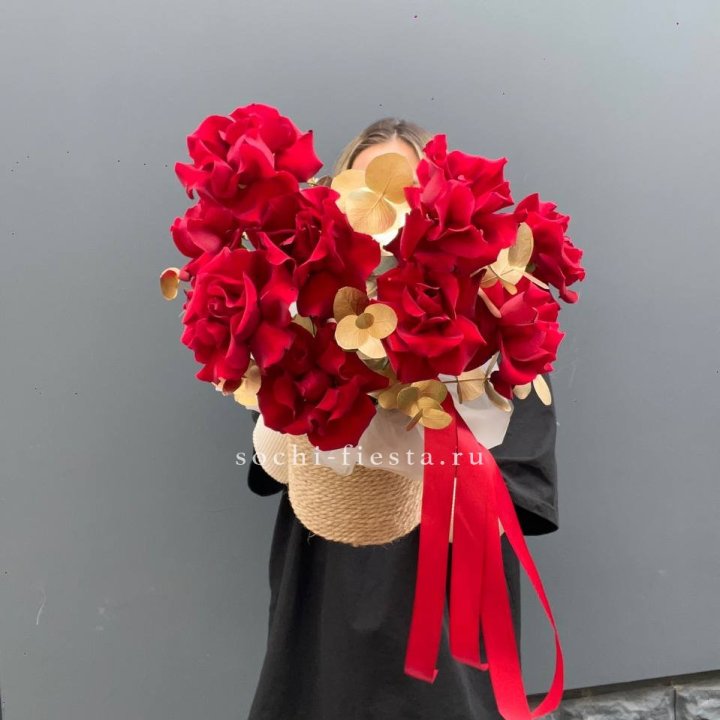 Красные французские розы в джутовом кашпо в Челябинске